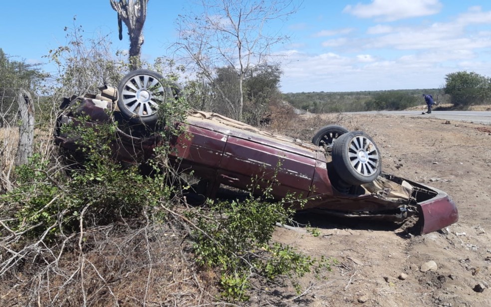 Mulher gr&aacute;vida fica ferida ap&oacute;s motorista perder controle da dire&ccedil;&atilde;o e carro capotar na BR-324, em Nova F&aacute;tima &mdash; Foto: Arquivo Pessoal/Brigada Volunt&aacute;ria Anjos da Caatinga