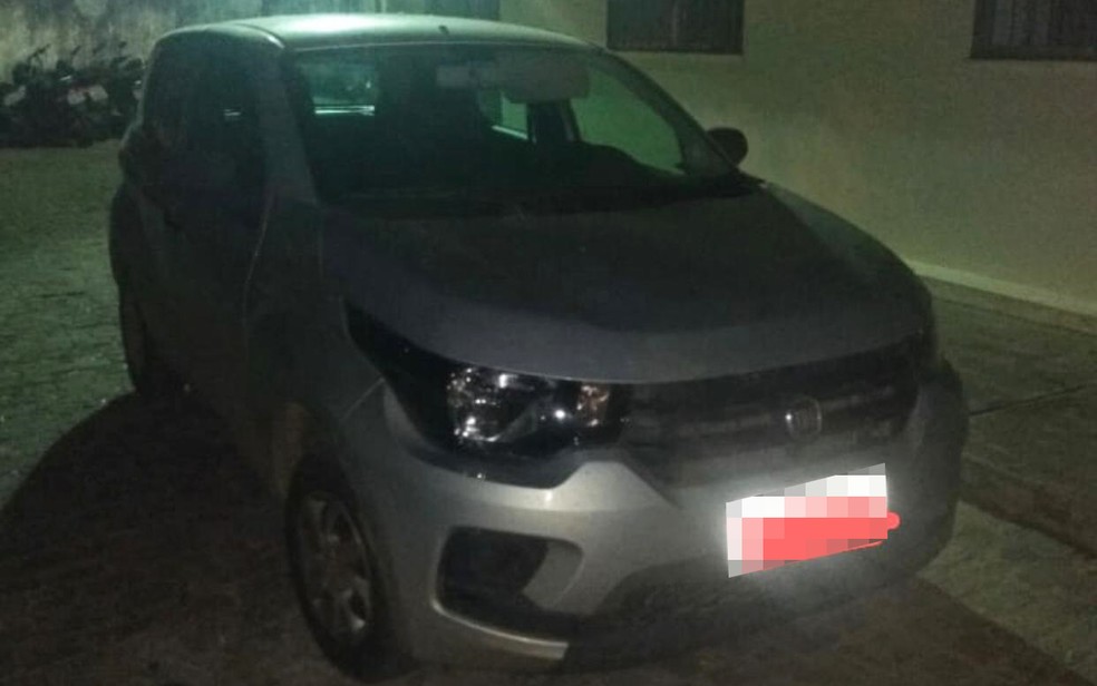 Mala com drogas estava dentro de carro abandonado, em Ibotirama &mdash; Foto: Divulga&ccedil;&atilde;o/SSP-BA