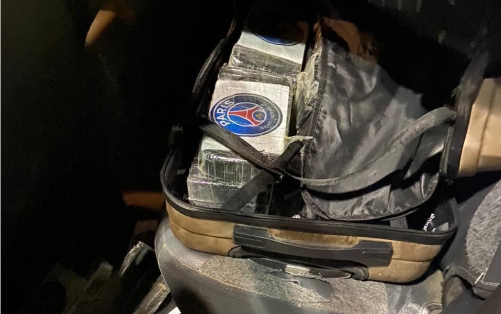 Droga estava estava dividida entre 48 tabletes, encontrados em mala &mdash; Foto: Divulga&ccedil;&atilde;o/SSP-BA
