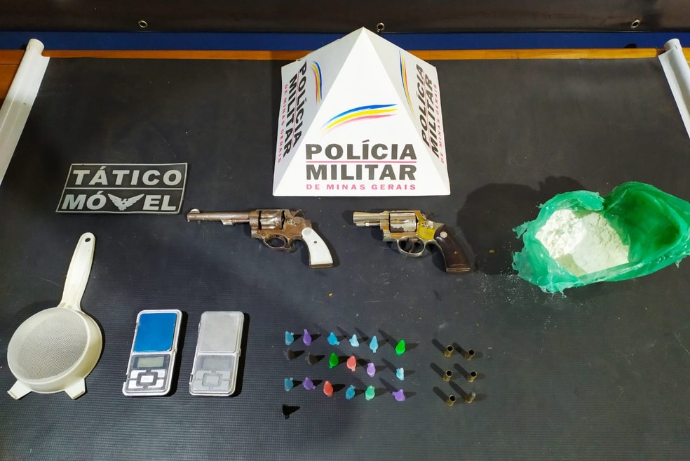 Itens apreendidos pela PM na casa do ex-namorado da mo&ccedil;a &mdash; Foto: Divulga&ccedil;&atilde;o/PMMG
